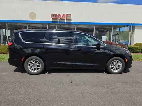 Used 2024 Chrysler Pacifica Touring-L FWD image 2