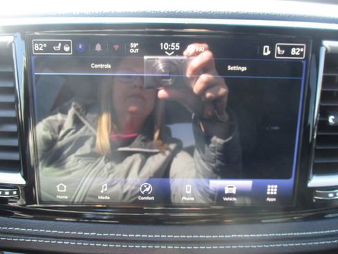 Used 2025 Chrysler Pacifica Select image 24