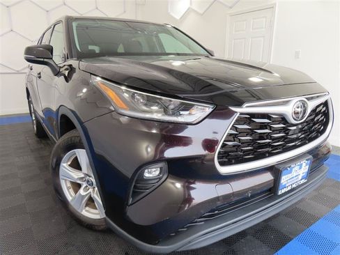 Used 2021 Toyota Highlander LE AWD/4WD image 2