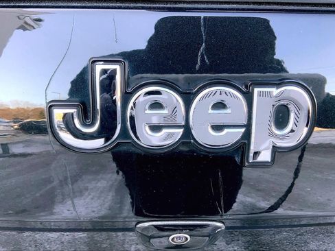 Used 2016 Jeep Cherokee Latitude w/ Cold Weather Group image 32