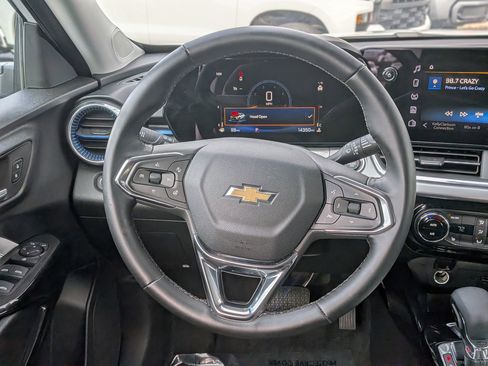 Used 2025 Chevrolet Trax LT w/ LT Convenience Package image 20