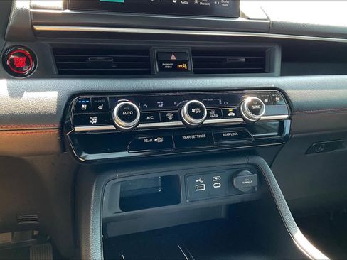 Used 2025 Honda Pilot Black Edition image 67