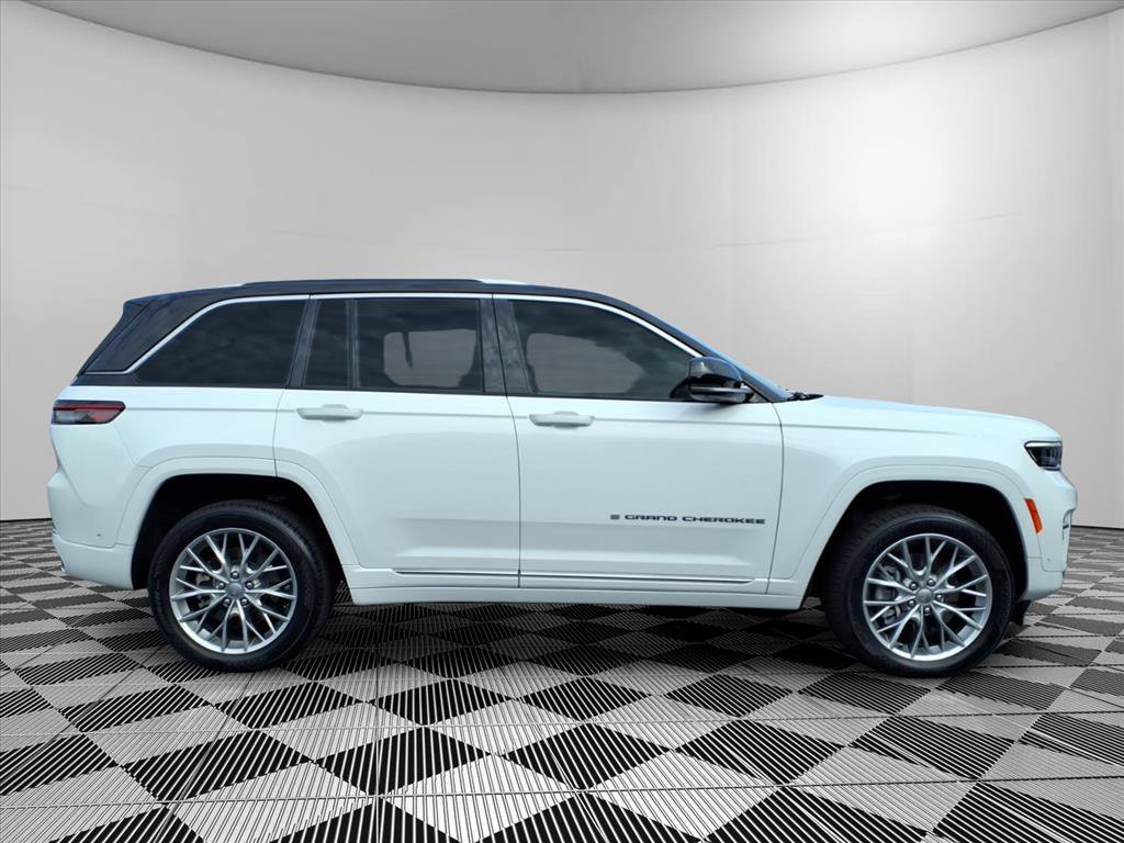 Certified 2022 Jeep Grand Cherokee Summit w/ Luxury Tech Group V AWD/4WD image 32