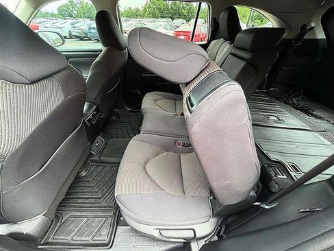 Used 2023 Toyota Highlander LE FWD image 37