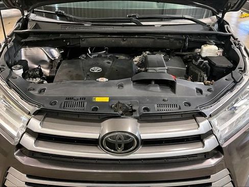 Used 2019 Toyota Highlander LE AWD/4WD image 10