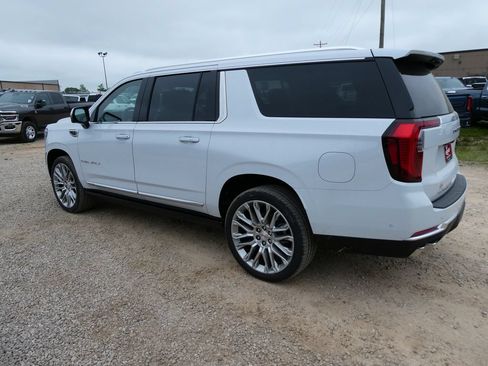 New 2026 GMC Yukon XL Denali w/ Denali Reserve Package AWD/4WD image 6
