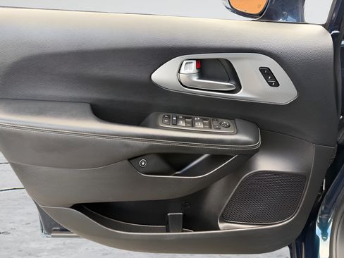 Used 2022 Chrysler Pacifica Touring-L w/ S Appearance Package FWD image 35
