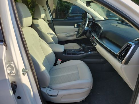 Certified 2025 Kia Sorento S FWD image 5