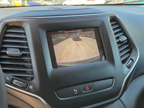 Used 2020 Jeep Cherokee Latitude Plus image 33