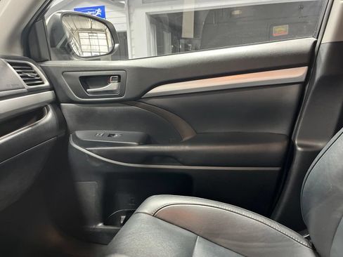 Used 2019 Toyota Highlander XLE AWD/4WD image 18