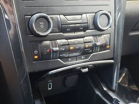 Used 2019 Ford Explorer XLT w/ Equipment Group 202A AWD/4WD image 23