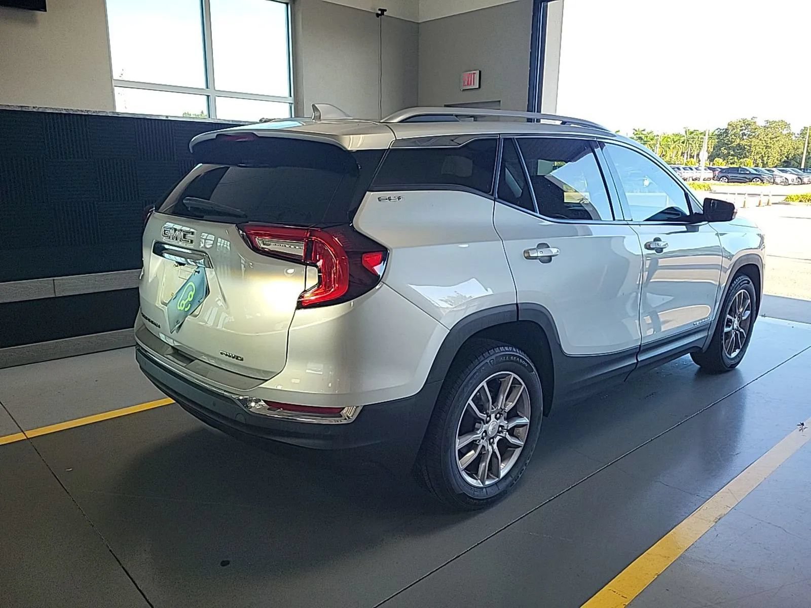Used 2022 GMC Terrain SLT AWD/4WD image 3