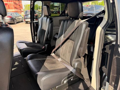 Used 2018 Dodge Grand Caravan SXT FWD image 11