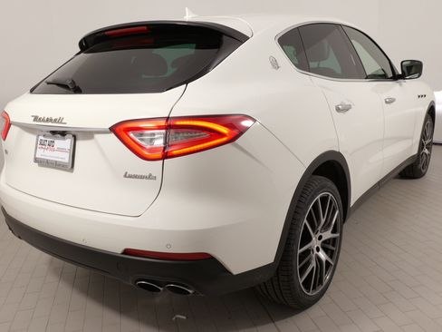 Used 2018 Maserati Levante image 12