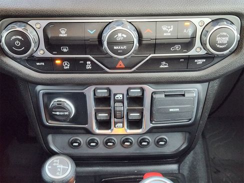 Used 2025 Jeep Wrangler Sport image 17