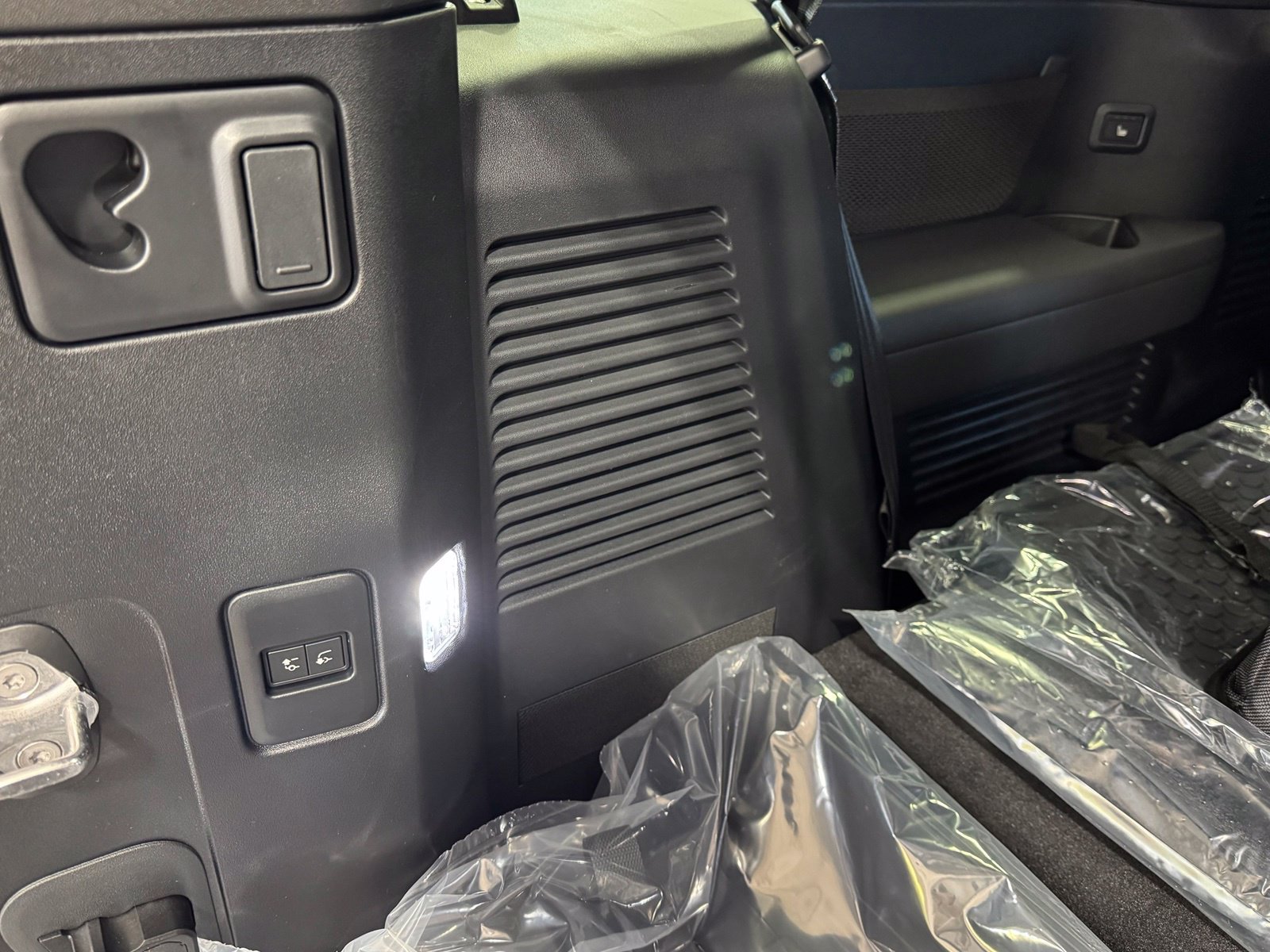 New 2026 Land Rover Defender 130 V8 AWD/4WD image 40