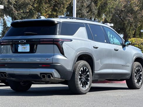 Used 2025 Chevrolet Traverse Z71 image 5