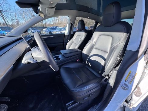 Used 2022 Tesla Model Y Long Range image 17