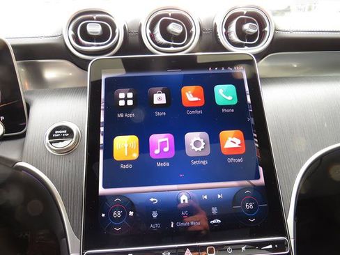 Used 2025 Mercedes-Benz GLC 300 4MATIC image 17