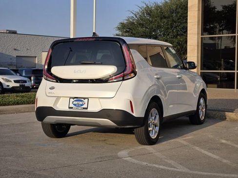 Certified 2025 Kia Soul LX w/ LX Technology Package FWD image 8