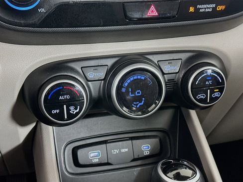 Used 2025 Hyundai Venue SEL image 22