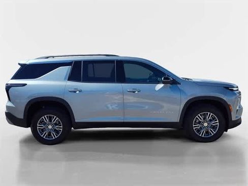 Used 2025 Chevrolet Traverse LT w/ Driver Confidence Package image 6