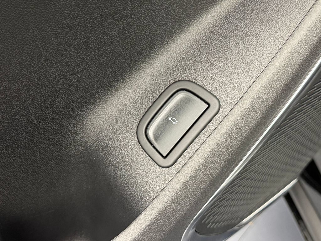 Used 2025 Chevrolet Traverse High Country FWD image 51