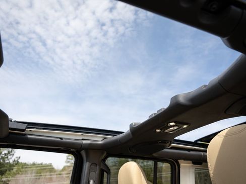 Used 2023 Jeep Wrangler Sahara image 16