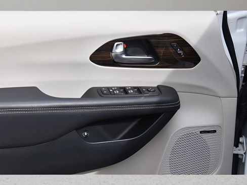 Used 2023 Chrysler Pacifica Limited w/ Uconnect Theater Family Group image 27