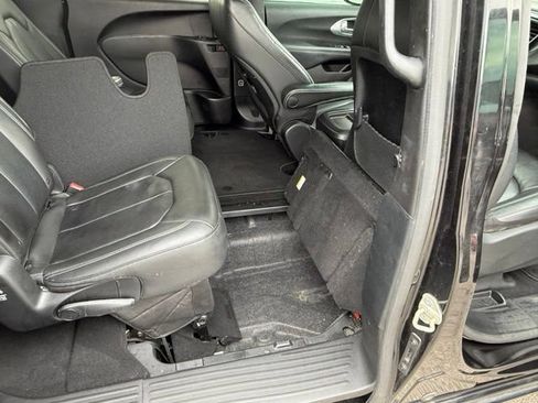 Used 2020 Chrysler Pacifica Touring-L w/ S Appearance Package FWD image 17