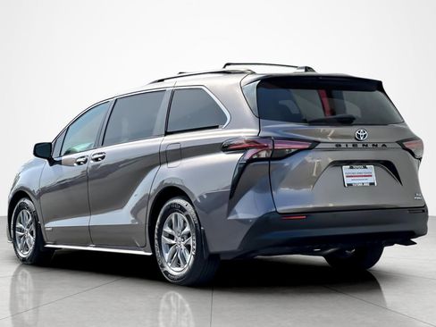 Certified 2021 Toyota Sienna XLE FWD image 3