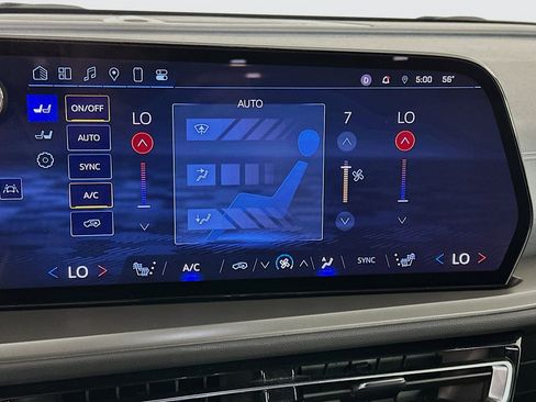 Used 2025 Chevrolet Traverse LT image 24