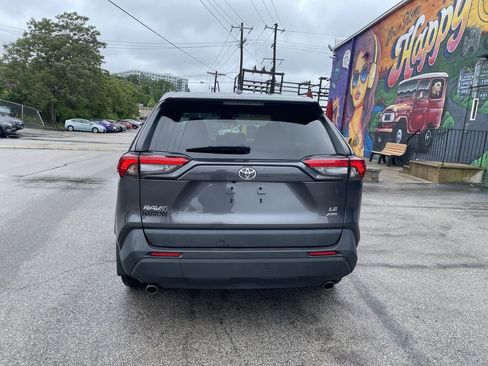 Used 2022 Toyota RAV4 LE AWD/4WD image 4