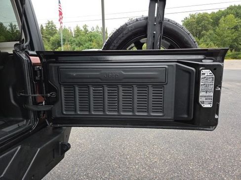 Used 2024 Jeep Wrangler Unlimited Sahara w/ Technology Group AWD/4WD image 51