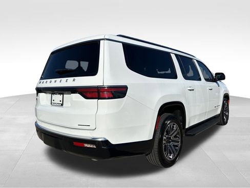 Used 2024 Jeep Wagoneer L Series II w/ Flexible Seating Group image 12