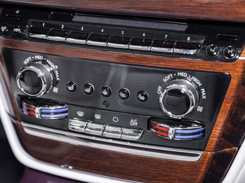 Used 2018 Rolls-Royce Phantom Sedan RWD image 40