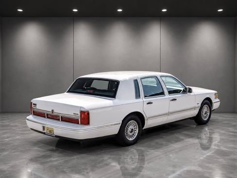 Used 1995 Lincoln Town Car Signature RWD image 5