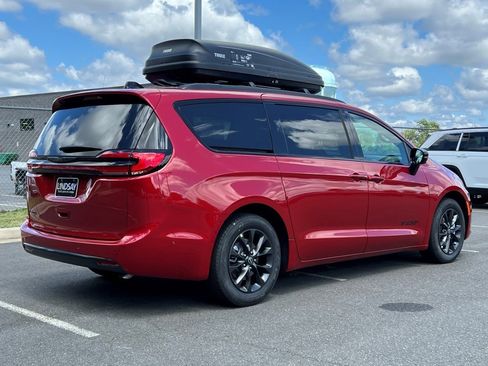 New 2025 Chrysler Pacifica Select w/ Fav Edition Package image 3