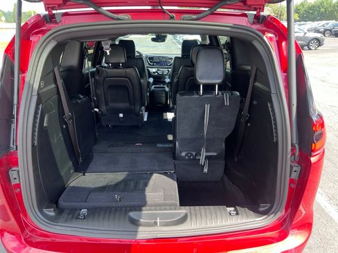 Used 2025 Chrysler Pacifica Select FWD image 8