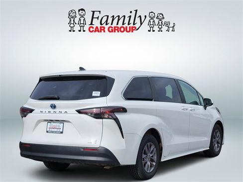 Used 2024 Toyota Sienna LE image 4