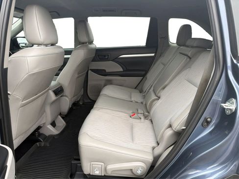 Used 2019 Toyota Highlander Plus FWD image 10