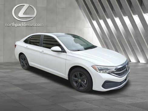 Used 2024 Volkswagen Jetta SE w/ Panoramic Sunroof Package FWD image 5