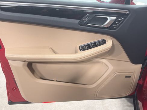 Certified 2025 Porsche Macan image 22
