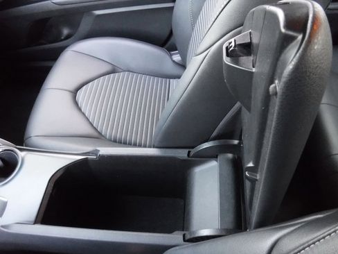 Used 2018 Toyota Camry SE image 18