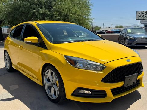 Used 2017 Ford Focus ST FWD image 4