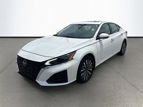 Used 2023 Nissan Altima 2.5 SV w/ SV Premium Package AWD/4WD image 3
