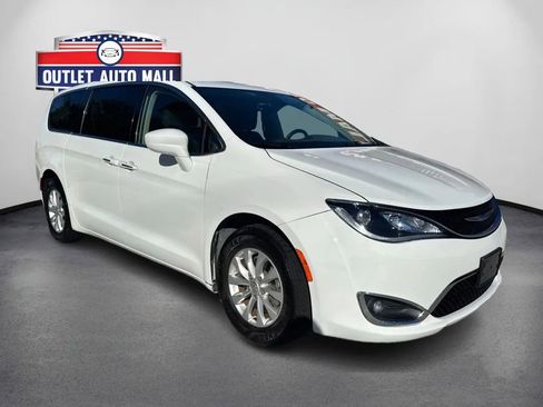 Used 2019 Chrysler Pacifica Touring Plus image 1