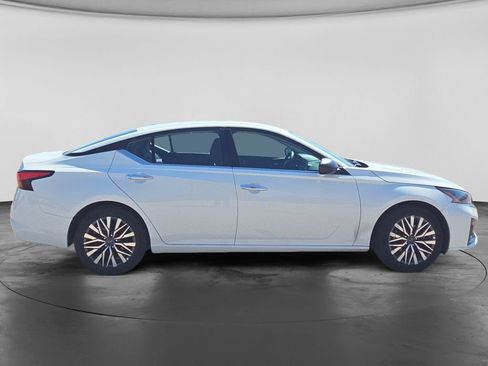 Used 2025 Nissan Altima 2.5 SV FWD image 12