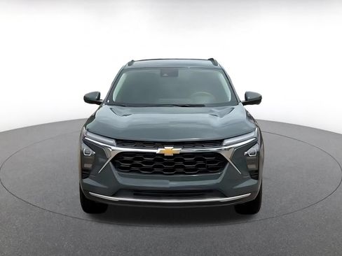 Used 2025 Chevrolet Trax LT FWD image 4