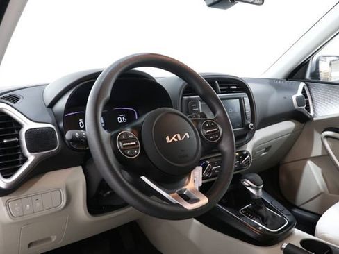 Used 2025 Kia Soul LX w/ LX Technology Package FWD image 15